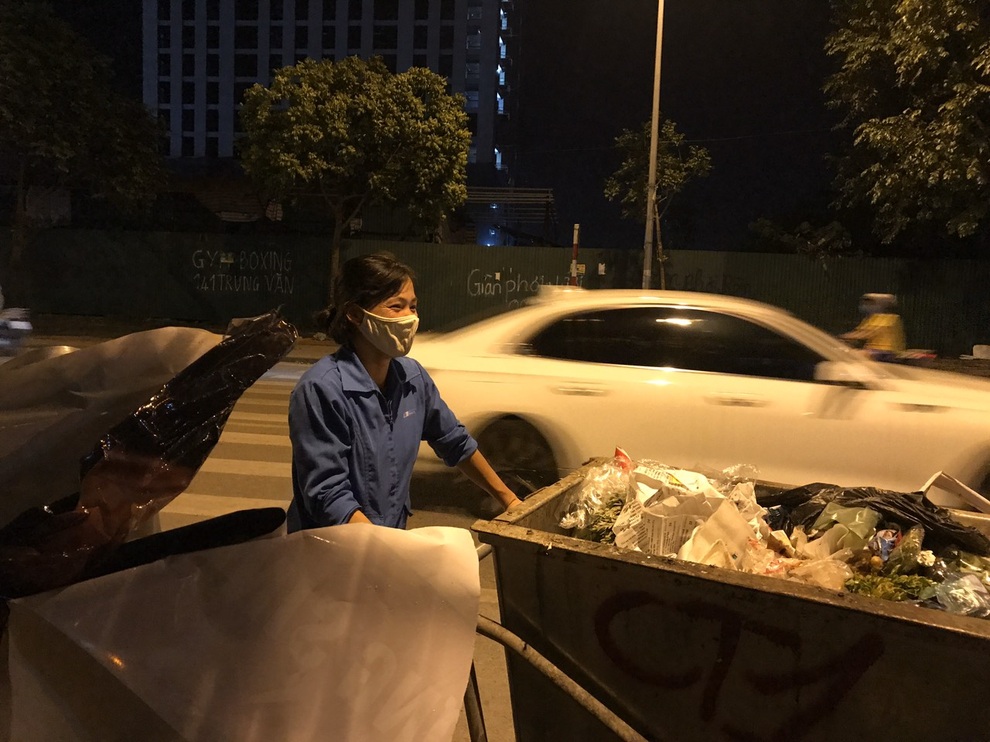 Nữ cử nhân cắn răng làm công nhân vệ sinh nuôi con tự kỷ - 4 Nữ cử nhân cắn răng làm công nhân vệ sinh nuôi con tự kỷ - 4