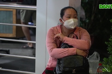 Người dân "chạy đôn, chạy đáo" trong đêm ở bến xe miền Tây để mua vé về quê