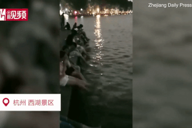 Khách Trung Quốc “hồn nhiên” ngồi rửa chân ở hồ nước Di sản Thế giới