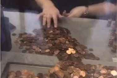 Đem hơn 12 triệu đồng tiền xu đi đóng tiền nước để phản đối tăng giá