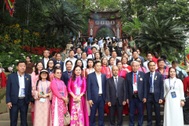 Kiều bào vinh dự khi được trở về nguồn cội nhân dịp Giỗ Tổ Hùng Vương