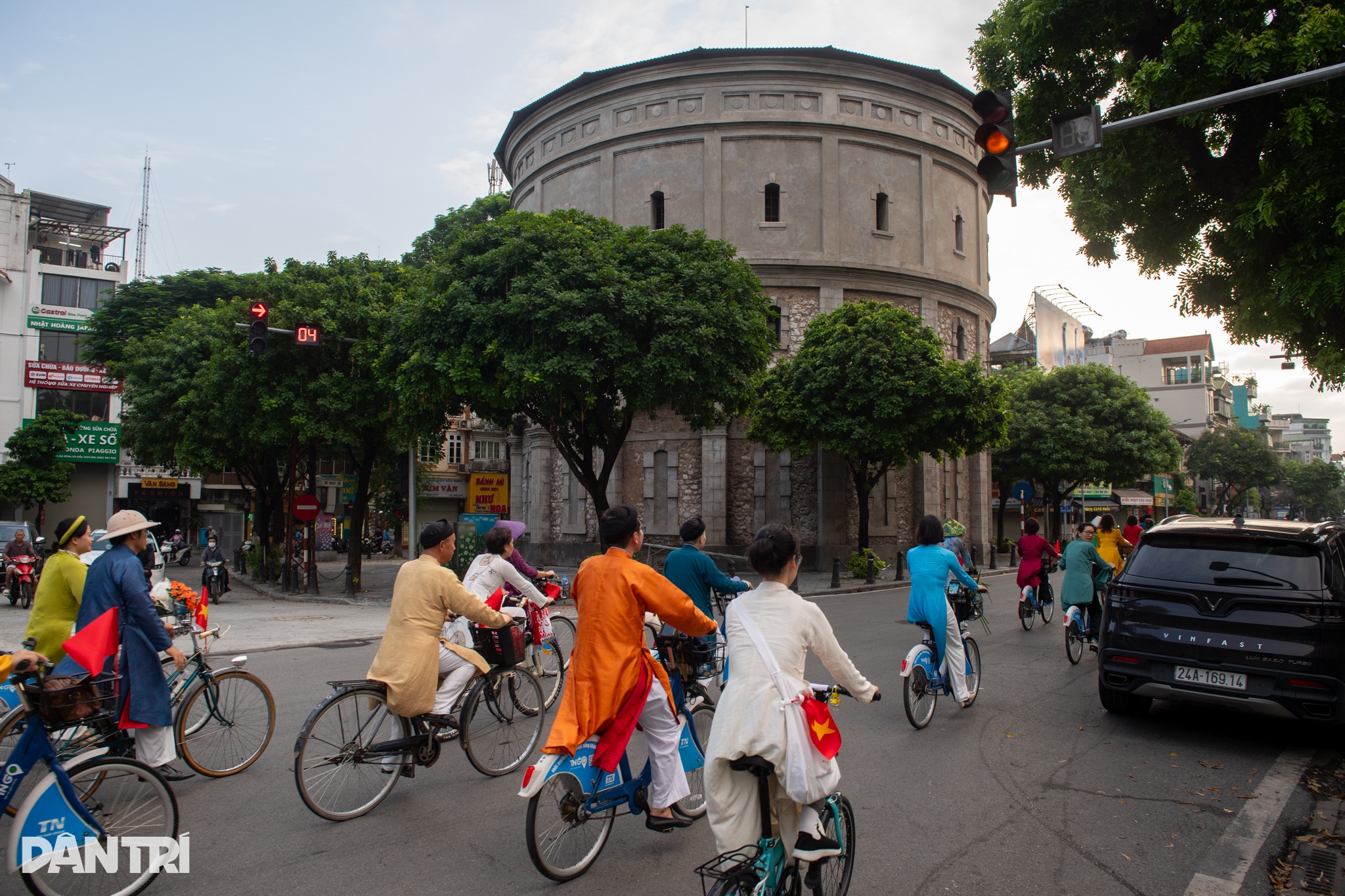 Hàng trăm người mặc áo dài, đạp xe diễu hành trên đường phố Hà Nội - 7 Hàng trăm người mặc áo dài, đạp xe diễu hành trên đường phố Hà Nội - 7