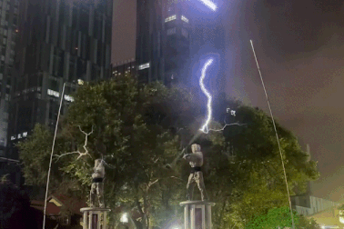 Sự thật phía sau màn vũ đạo tạo ra tia sét hút triệu lượt xem ở Trung Quốc