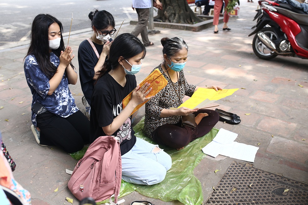 Thí sinh thi tốt nghiệp đặt lễ ngoài đường, vái vọng cầu may trước Văn Miếu - 7 Thí sinh thi tốt nghiệp đặt lễ ngoài đường, vái vọng cầu may trước Văn Miếu - 7