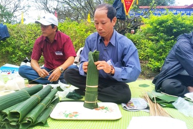 Huế: Gói 600 bánh tét tặng người nghèo đón Tết