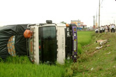 Xe tải lật nghiêng đè chết một phụ nữ 