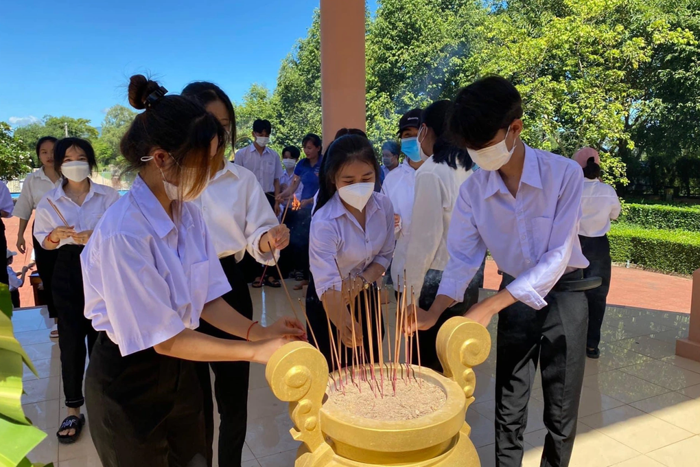 Chiều nào mẹ cũng ra đứng trước cổng, nhìn xa xăm như đang trông mong - 4 Chiều nào mẹ cũng ra đứng trước cổng, nhìn xa xăm như đang trông mong - 4
