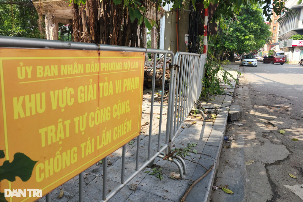 Hà Nội dựng hàng loạt rào chắn để giữ vỉa hè - 8 Hà Nội dựng hàng loạt rào chắn để giữ vỉa hè - 8