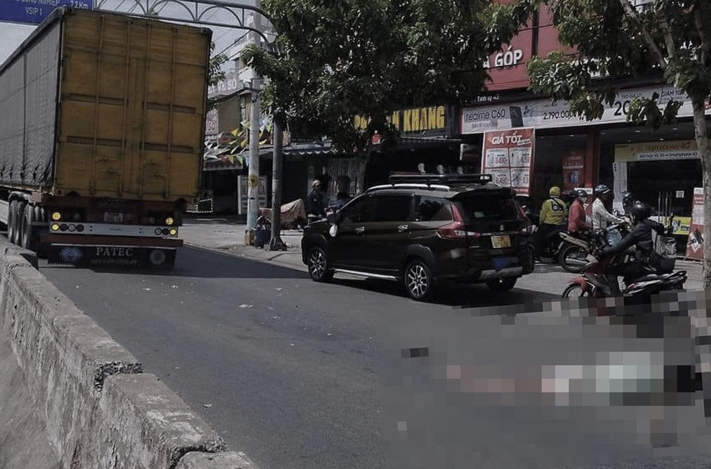 Người đàn ông tử vong sau va chạm với xe đầu kéo container ở TPHCM - 1 Người đàn ông tử vong sau va chạm với xe đầu kéo container ở TPHCM - 1