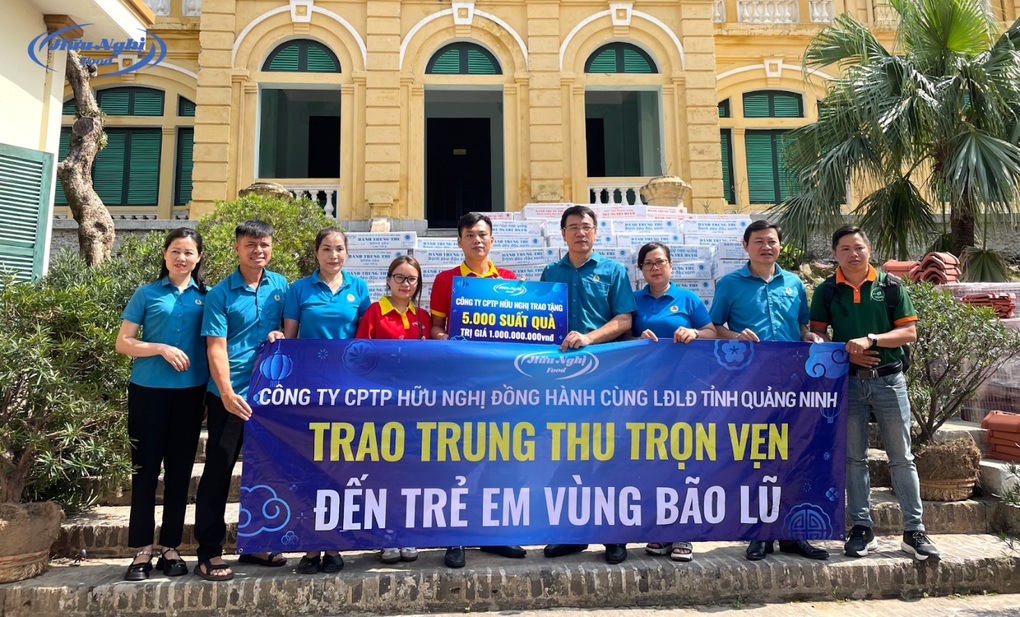 Hữu Nghị Food trao Trung thu trọn vẹn về với vùng lũ - 6 Hữu Nghị Food trao Trung thu trọn vẹn về với vùng lũ - 6
