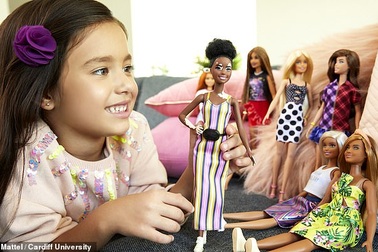 Chơi búp bê, đồ hàng là bài học hữu ích đầu đời cho trẻ