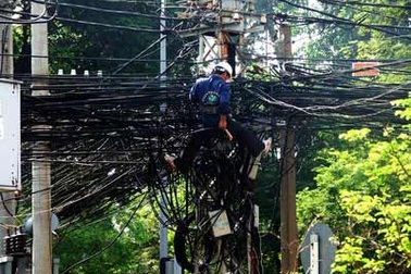 Thỏa thuận giá cột chưa xong, nhà mạng lại bị cắt cáp?