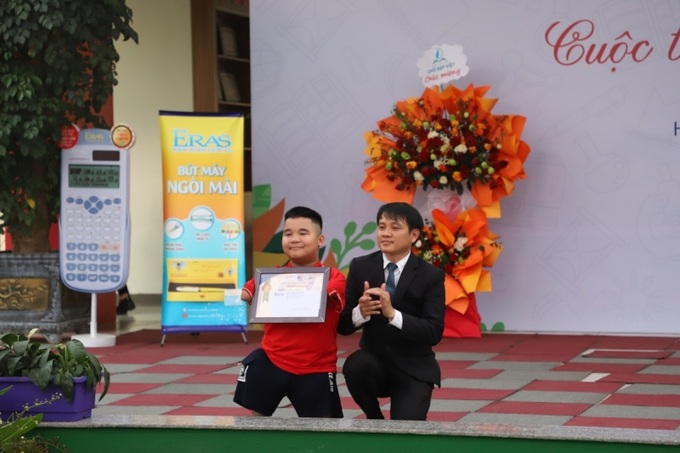 Thí sinh Hoàng Quốc Hưng - Lớp 5B, Trường Tiểu học số 2 Minh Lập (Thái Nguyên) nhận giải Nghị lực của cuộc thi.
