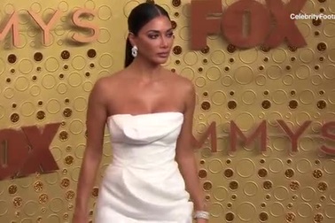 Nicole Scherzinger khoe vai trần quyến rũ