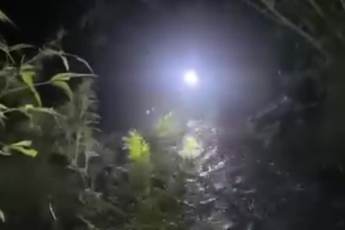 15 phút vật lộn cứu người đàn ông bị nước lũ cuốn trôi trong đêm