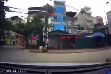 Hai học sinh đi xe đạp điện gặp tai nạn vì phóng nhanh để vượt xe ô tô đang vào cua