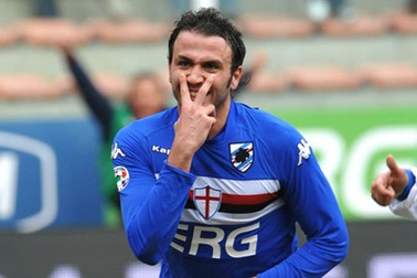 Wenger hỏi mua Pazzini với giá 15 triệu bảng