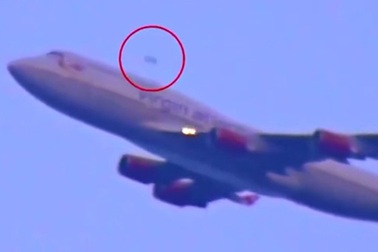 Quay được cảnh "UFO" vượt máy bay chở khách trên bầu trời New York