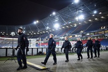 Đức hốt hoảng vì phát hiện xe cứu thương bị gài bom gần sân vận động