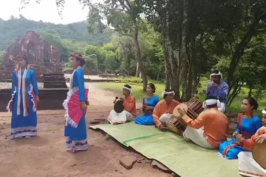 ​Các nghệ sĩ biểu diễn múa chăm