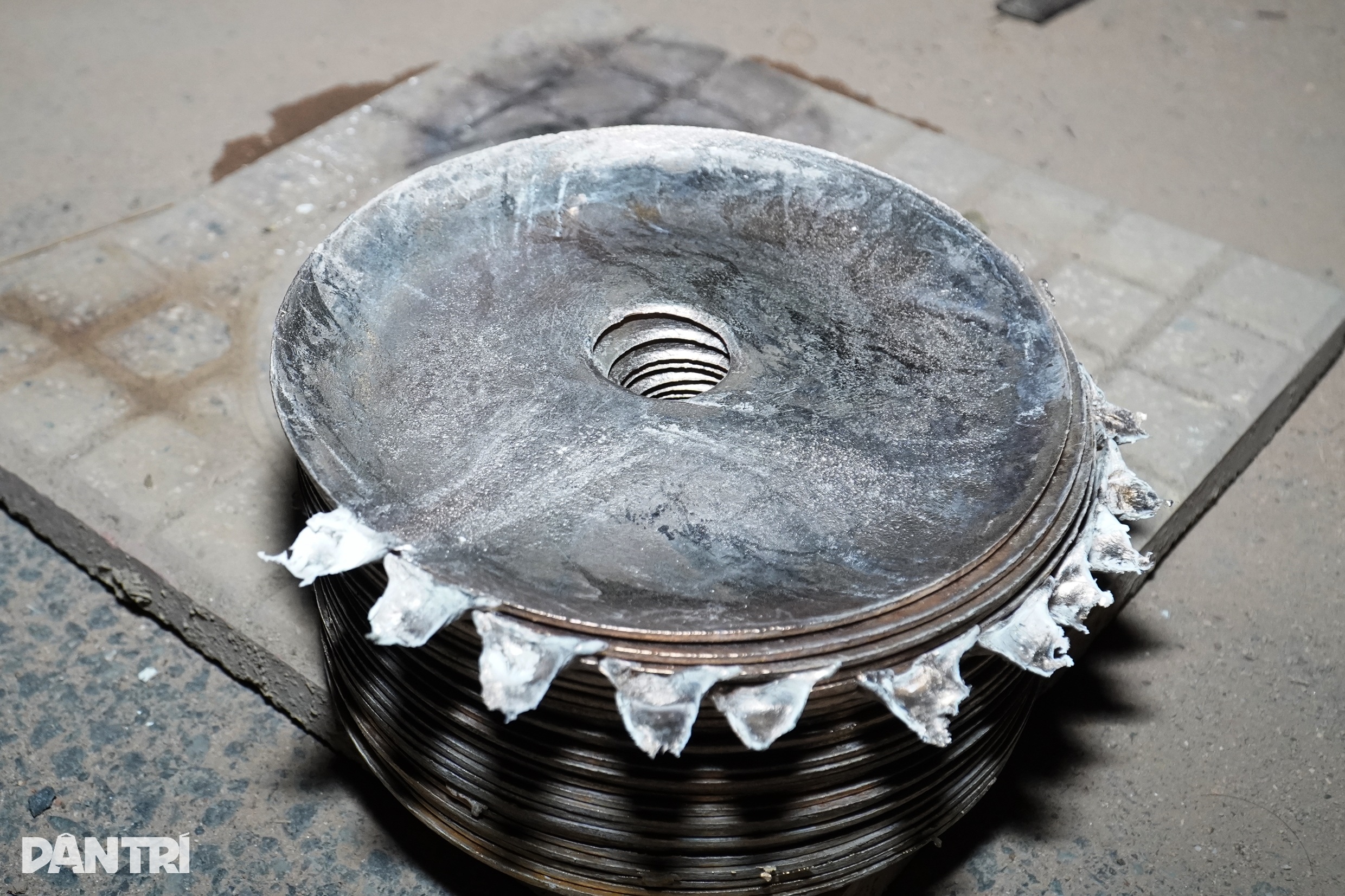 Praca całą noc, pocenie się i płacz, żeby zarobić 1 milion dongów - 9 Nghề thâu đêm đỏ lửa, đổ mồ hôi, sôi nước mắt kiếm 1 triệu đồng - 9