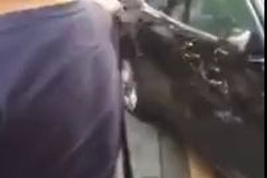 Bị chặn lối ra, cô gái lái xe Evoque đâm nát hông xe Jaguar XF