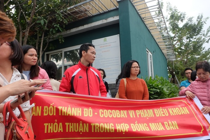 Bị lật kèo, khách hàng Cocobay Đà Nẵng ùn ùn kéo đến trụ sở Thành Đô đòi quyền lợi - Ảnh 2. Bị lật kèo, khách hàng Cocobay Đà Nẵng ùn ùn kéo đến trụ sở Thành Đô đòi quyền lợi - Ảnh 2.