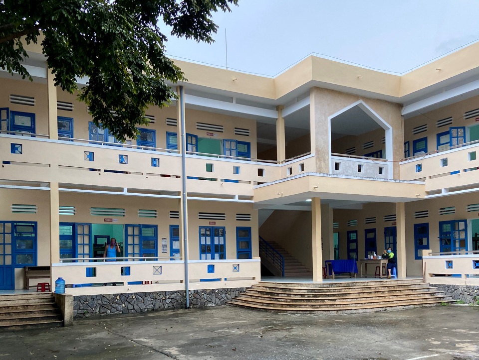 Quảng Nam: Cách ly 51 người tiếp xúc thầy giáo nghi mắc Covid-19 đi coi thi - 1 Quảng Nam: Cách ly 51 người tiếp xúc thầy giáo nghi mắc Covid-19 đi coi thi - 1