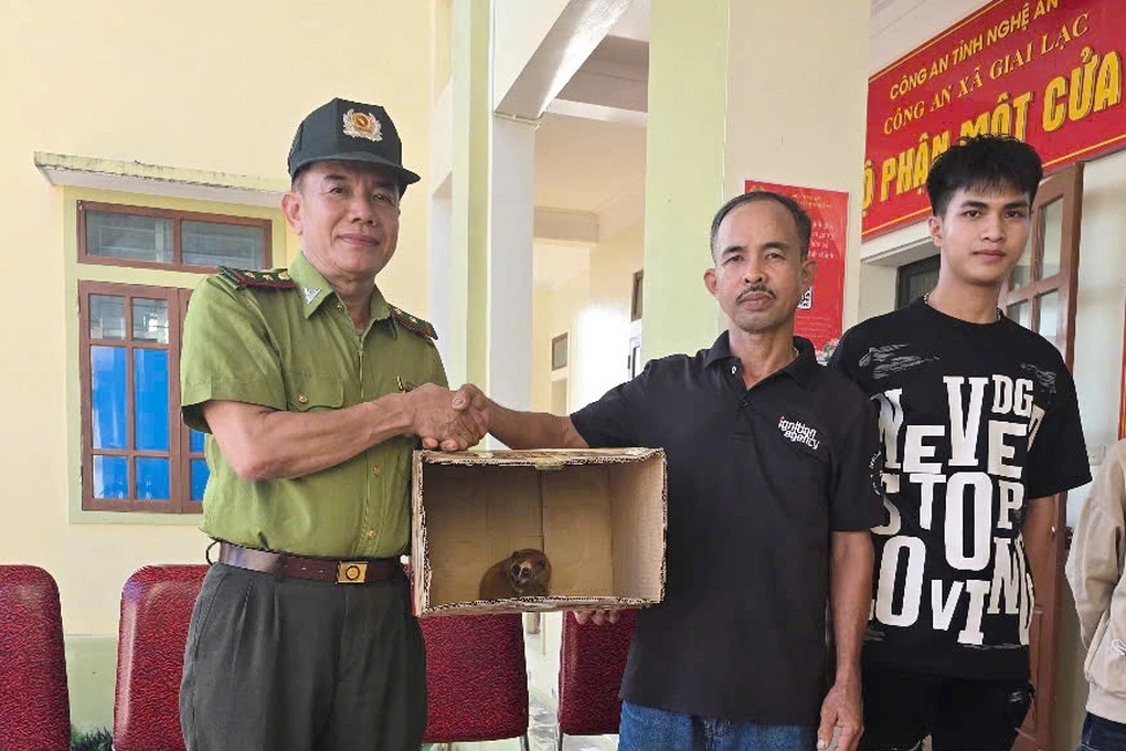 Thú lạ vào sân trong ngày Vu Lan, người đàn ông liền báo công an - 1