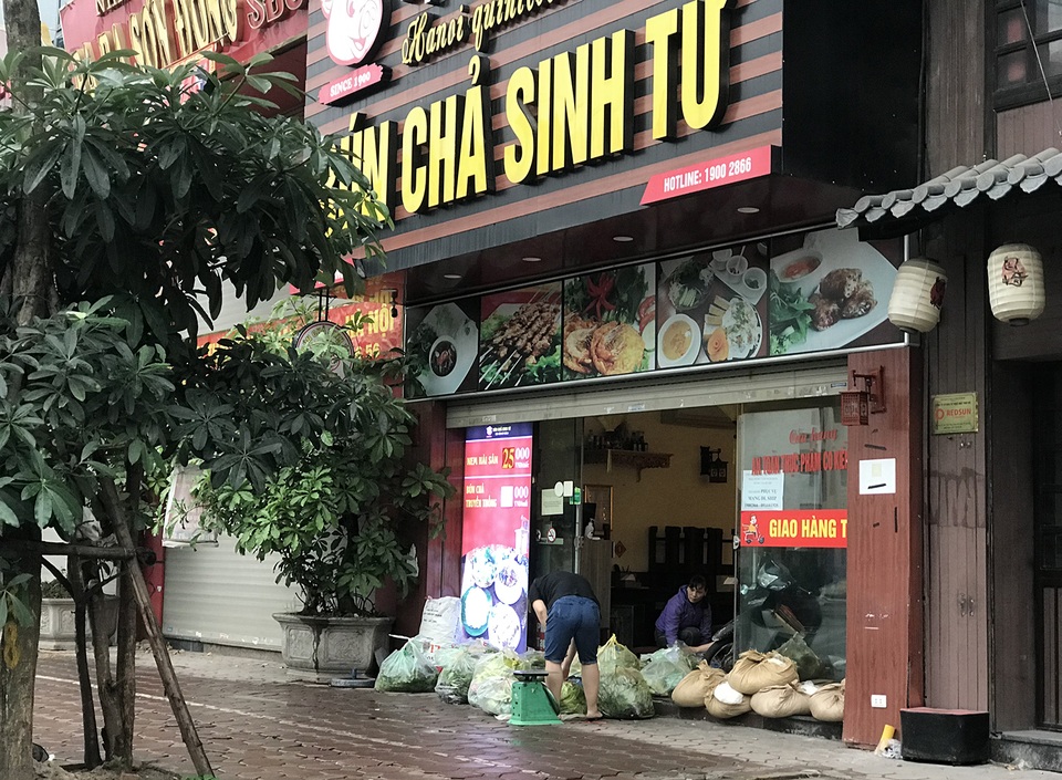 Lác đác quán hàng mở cửa trong ngày đầu Hà Nội dừng cách ly xã hội - 3 Lác đác quán hàng mở cửa trong ngày đầu Hà Nội dừng cách ly xã hội - 3