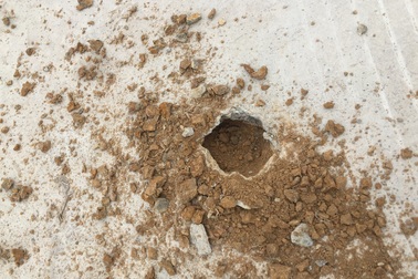 Đoạn đường 2km đầu tư 10 tỷ đồng, bê tông chọc nhẹ đã... thủng (!)