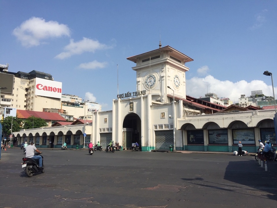 Hàng loạt quầy, sạp tại chợ Bến Thành vẫn “cửa đóng, then cài” vì ế khách - 2 Hàng loạt quầy, sạp tại chợ Bến Thành vẫn “cửa đóng, then cài” vì ế khách - 2