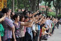 Người dân Hà Nội đứng kín đường chào đón Tổng thống Obama