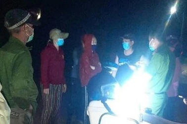 Mải mê hái nấm tràm, 5 người bị lạc trong rừng sâu