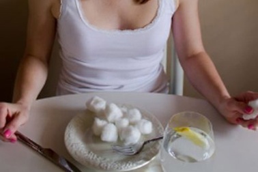 Kinh dị trào lưu “nuốt bông gòn” để giữ dáng