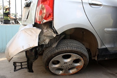 Hà Nội: Tàu hỏa “ủn” ô tô đi 50 mét