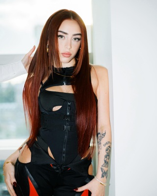 Sắc vóc nữ rapper nóng bỏng bị chỉ trích khiến Yamal sa sút phong độ - 7