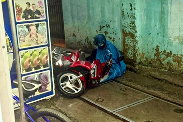 Nhiều người trượt ngã khi đi qua dãy nắp cống ở TPHCM