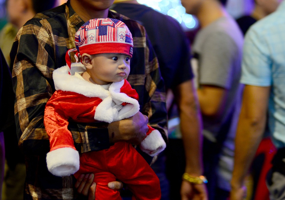 Những em bé đáng yêu trong đêm Giáng sinh trên phố Tây Sài Gòn - 11 Những em bé đáng yêu trong đêm Giáng sinh trên phố Tây Sài Gòn - 11