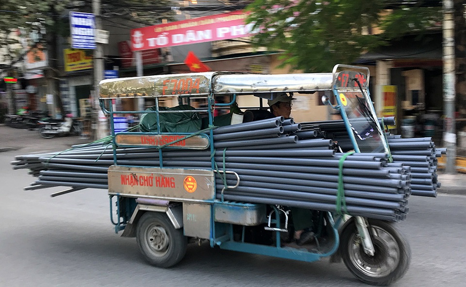 Xe ba bánh chở hàng cồng kềnh nghênh ngang trên đường phố - 2 Xe ba bánh chở hàng cồng kềnh nghênh ngang trên đường phố - 2