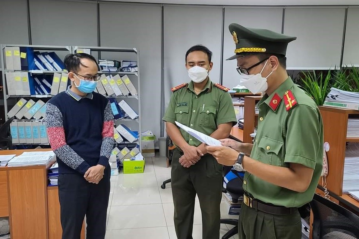 Bắt cán bộ nhận hối lộ, tiếp tay cho người nước ngoài nhập cảnh trái phép - 1 Bắt cán bộ nhận hối lộ, tiếp tay cho người nước ngoài nhập cảnh trái phép - 1