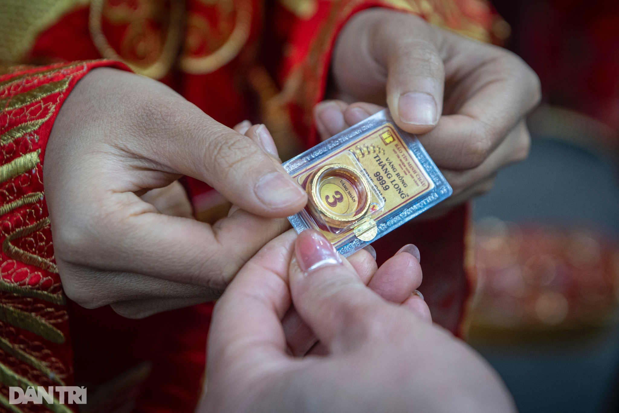 View - Đông nghịt người đổ về "phố vàng" Hà Nội buổi trưa để mua vàng lấy may | Báo Dân trí