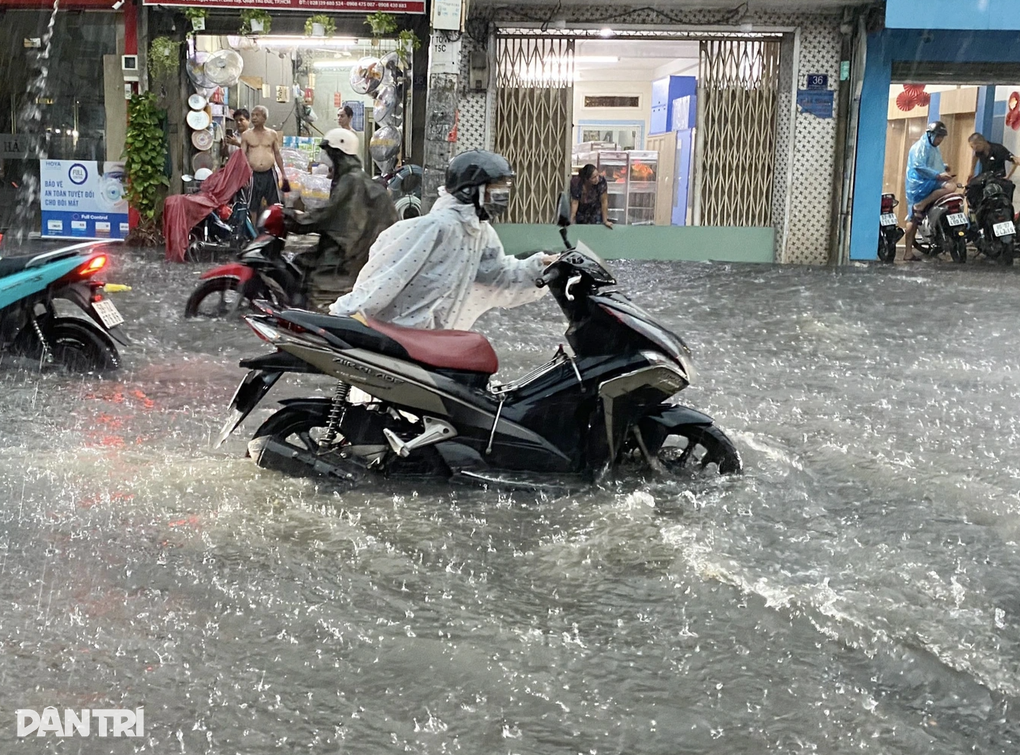 TPHCM có mưa lớn trong 2 ngày tới - 1 TPHCM có mưa lớn trong 2 ngày tới - 1