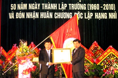 ĐH Sư phạm Kỹ thuật Vinh nhận Huân chương độc lập hạng nhì