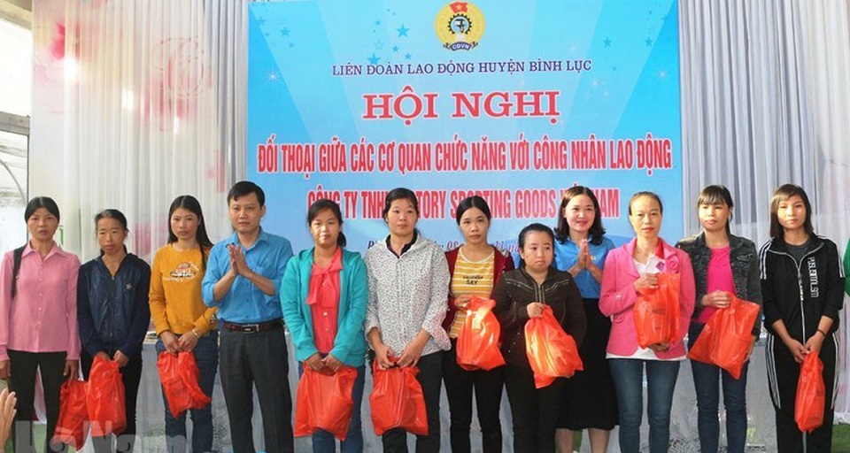 Tập trung tổ chức tốt chương trình Tết sum vầy cho người lao động - 1 Tập trung tổ chức tốt chương trình Tết sum vầy cho người lao động - 1