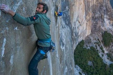 Tay không chinh phục vách đá dựng đứng gần 1.000 mét 