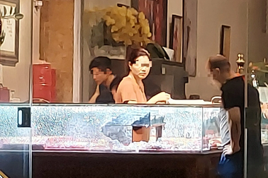 Chủ tiệm vàng kể 6 giây kẻ bịt mặt lao vào cướp trang sức