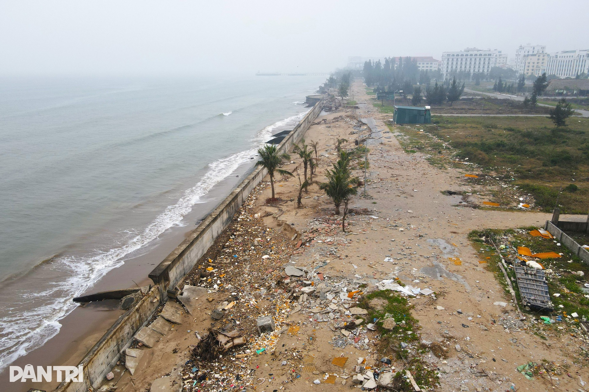 Bàn tay trên biển ngả nghiêng, bờ kè khu du lịch bị xé toang - 4 Bàn tay trên biển ngả nghiêng, bờ kè khu du lịch bị xé toang - 4