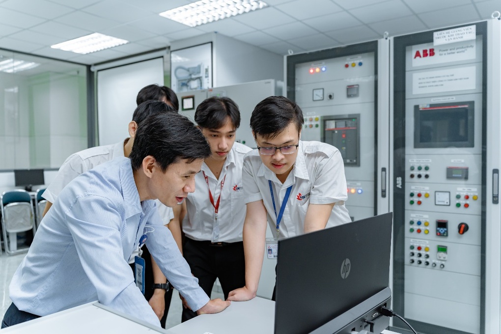 Đại học Công nghiệp TPHCM đầu tư phòng thí nghiệm trọng điểm Smart Grids của ABB - 4 Đại học Công nghiệp TPHCM đầu tư phòng thí nghiệm trọng điểm Smart Grids của ABB - 4