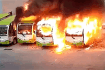 Video hàng loạt xe buýt Trung Quốc bốc cháy ngùn ngụt